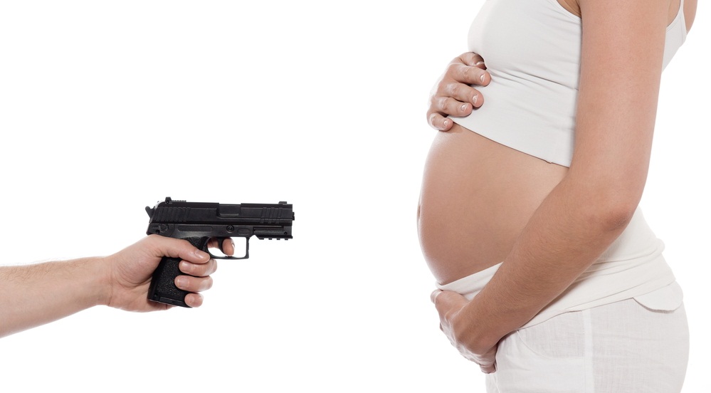 Пистолет срещу бременна жена
