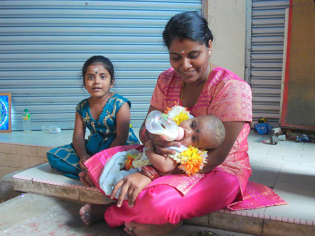 Индийка с момиче и бебе