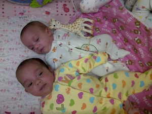 Рейчъл и сестра и близначка Евелин вече са на сигурно място у дома
