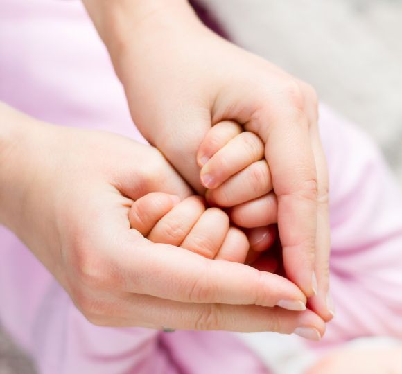Майка и дете - ръце на сърце