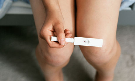 Тинейджърка държи тест за бременност