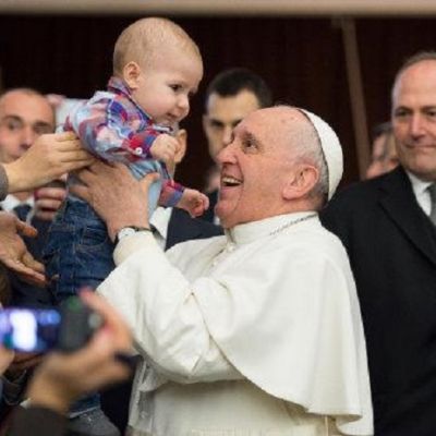 Папа Франциск държи дете