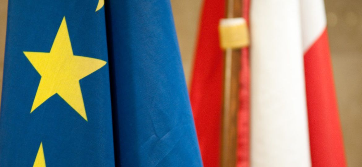Знамената на Полша и Европейския съюз