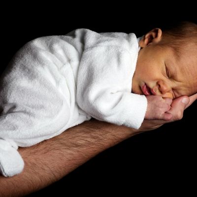 Бебе спи на ръка