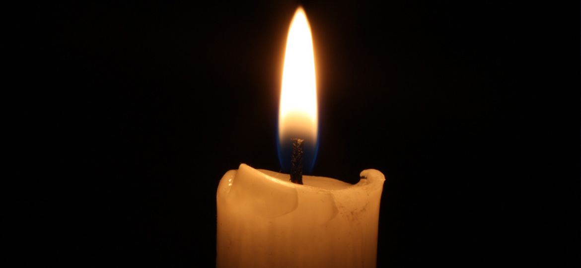 Запалена свещ в мрака